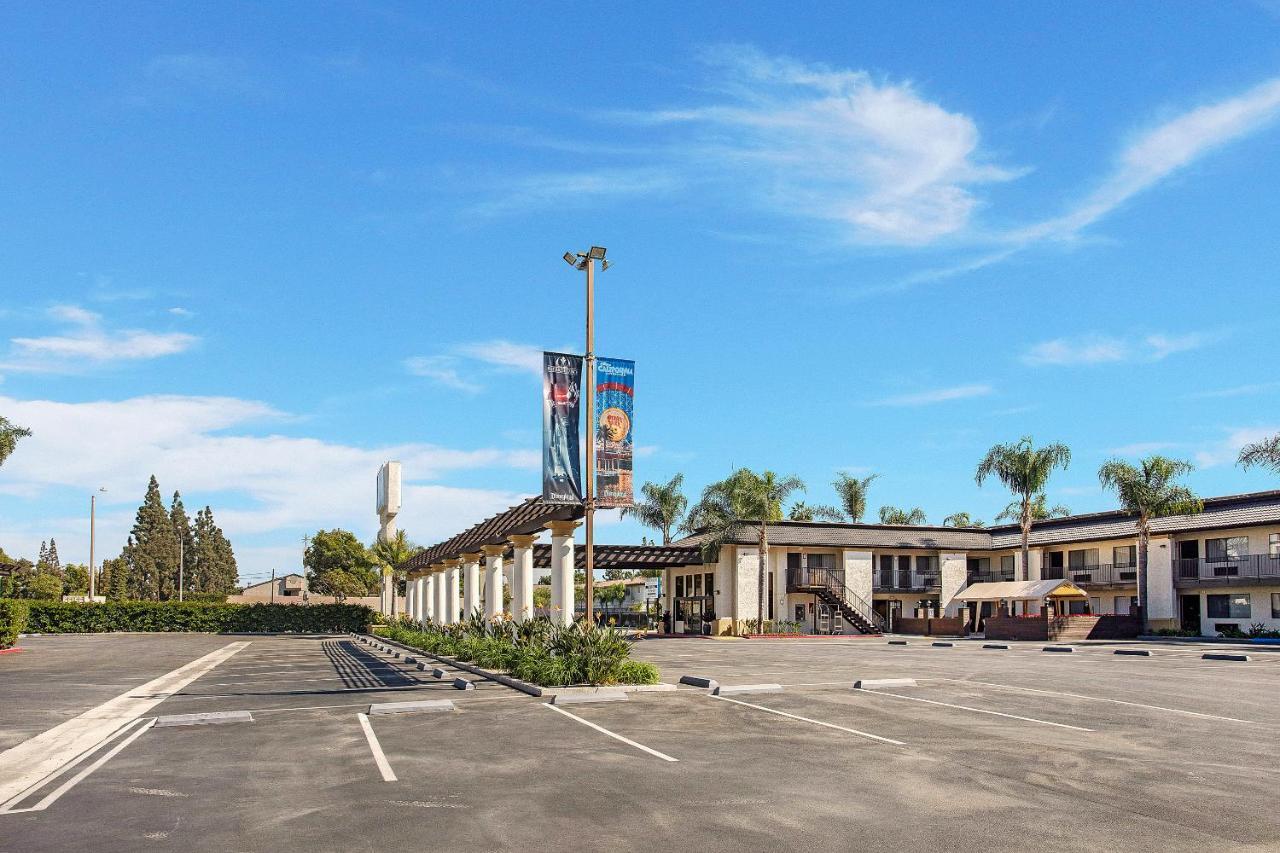 Stanford Inn & Suites Anaheim Exterior photo