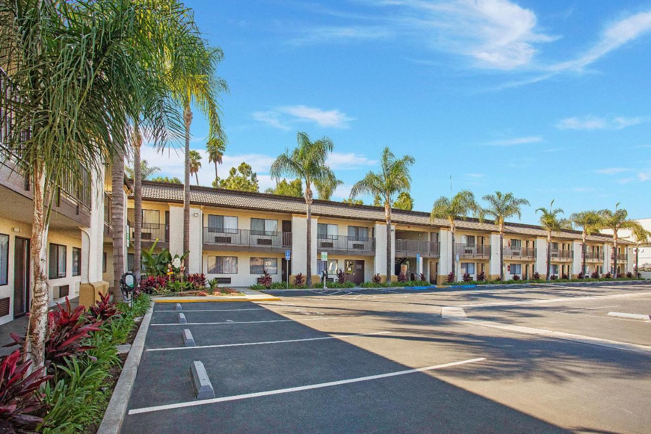 Stanford Inn & Suites Anaheim Exterior photo